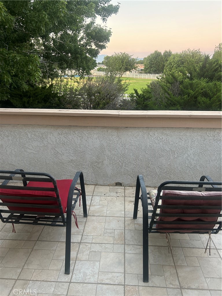 https://media.crmls.org/medias/0c156d88-0aeb-4274-9e25-72f2554db4d3.jpg?preset=X-Large