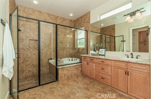 1562 N Empire Lane, Clovis CA: https://media.crmls.org/medias/0c1f3712-4a8f-4a60-802b-d750affb8c13.jpg