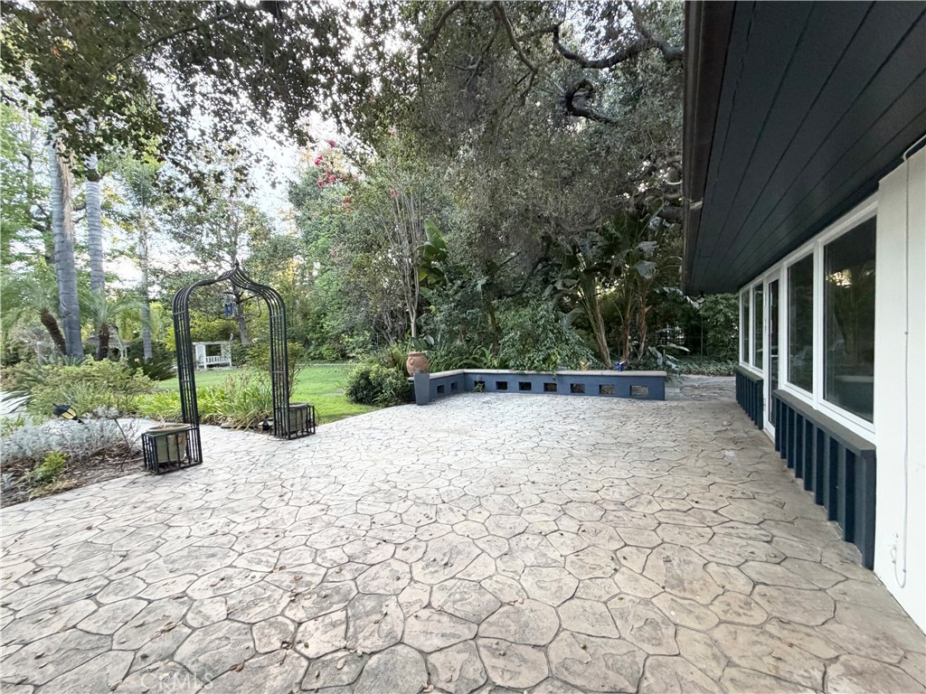 https://media.crmls.org/medias/0c204210-2367-4649-a8b4-985a9e343957.jpg?preset=X-Large