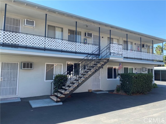 647 Salem Street photo 4