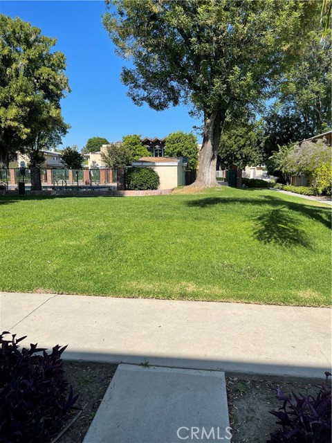 Detail Gallery Image 2 of 37 For 8055 Canby Ave #5,  Reseda,  CA 91335 - 3 Beds | 2/1 Baths
