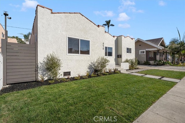 Detail Gallery Image 2 of 25 For 4529 Abbey Pl, Los Angeles,  CA 90019 - 2 Beds | 2 Baths