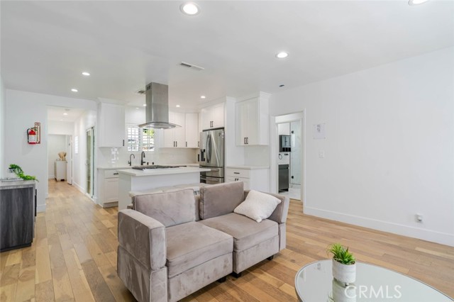 7315 Jamieson Avenue, Reseda CA: https://media.crmls.org/medias/0c26e05b-269a-43a0-8de7-cf6d064efc32.jpg