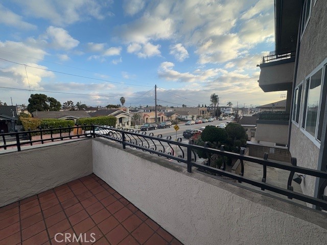 https://media.crmls.org/medias/0c28442b-e88b-47f5-8c9c-06aceb04a17f.jpg?preset=X-Large