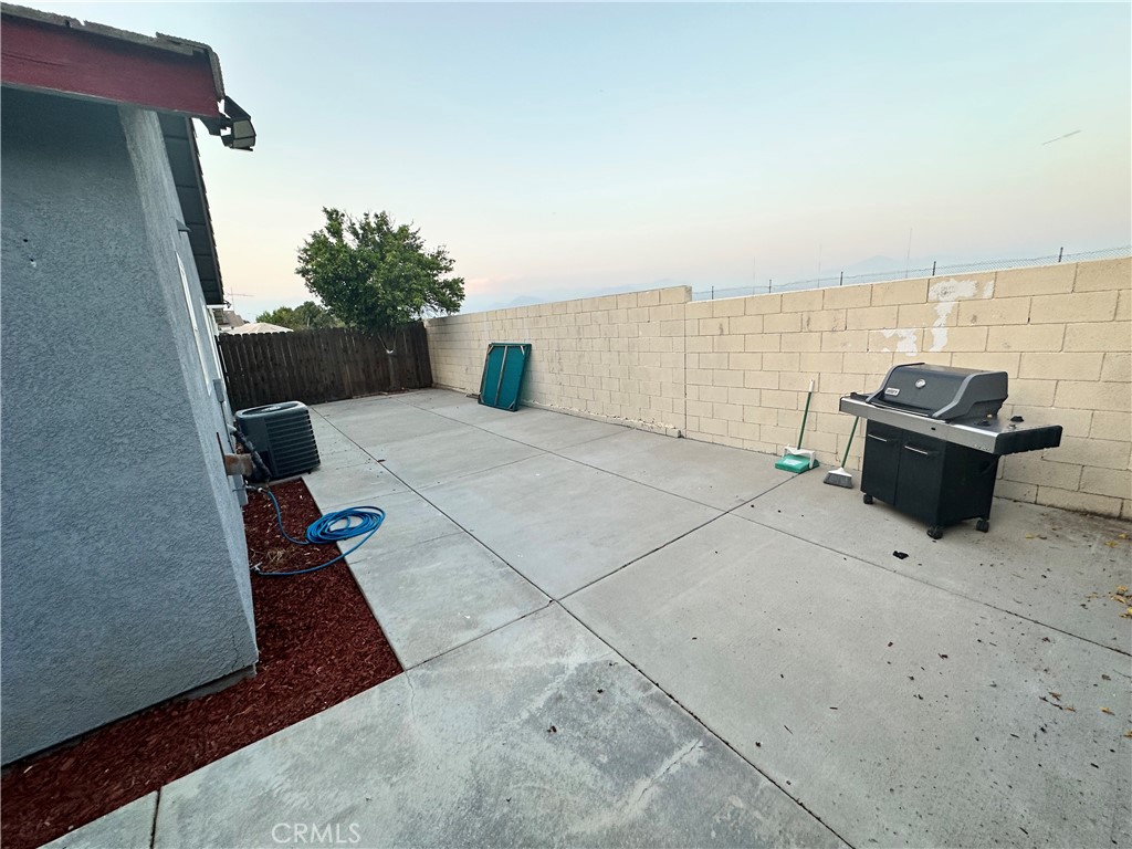 https://media.crmls.org/medias/0c2b4d52-3a0f-47c3-9cf2-4ef941fe40be.jpg?preset=X-Large