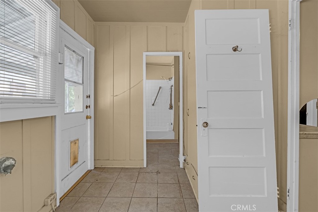 https://media.crmls.org/medias/0c2c727c-d994-4950-b782-5caca18a1eb7.jpg?preset=X-Large