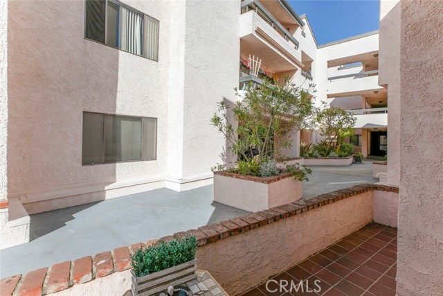 11911 Magnolia Boulevard, Valley Village CA: https://media.crmls.org/medias/0c312c82-0442-424c-b359-cd42fc499c15.jpg