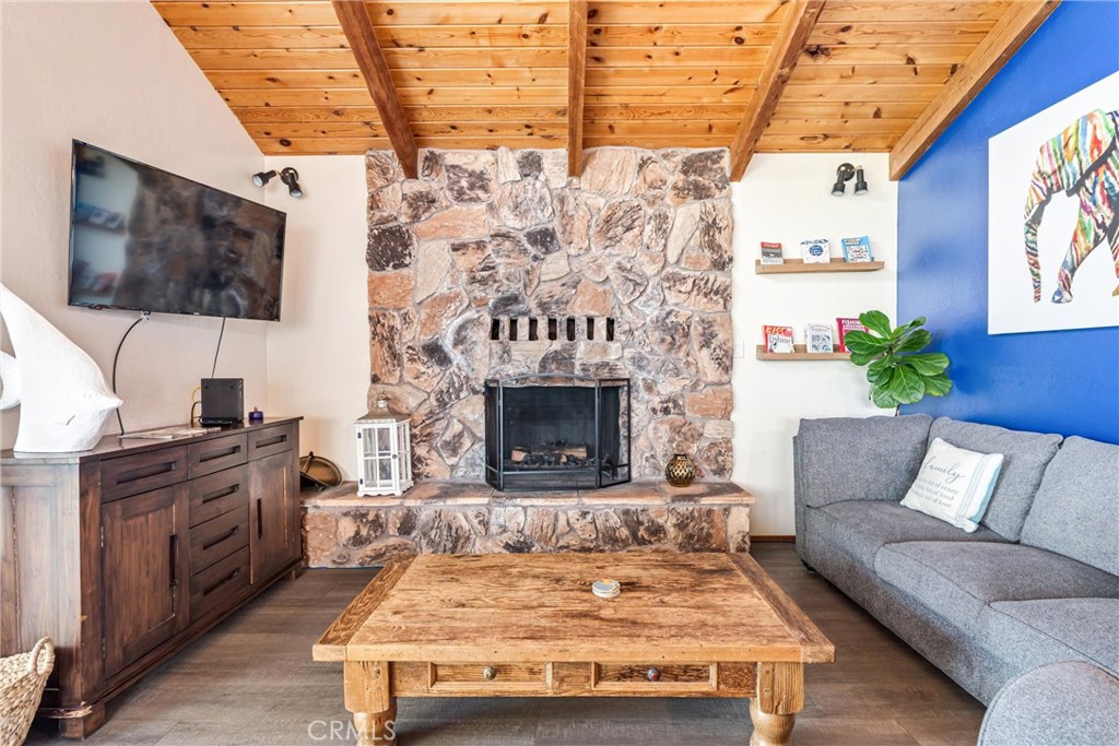 https://media.crmls.org/medias/0c32d56d-d4ac-439d-8318-64cbac41b523.jpg?preset=X-Large