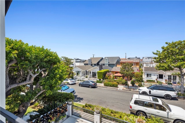 412 Poinsettia Avenue, Corona del Mar CA: https://media.crmls.org/medias/0c32ee90-0000-4cef-99b2-26a2b7b28db4.jpg