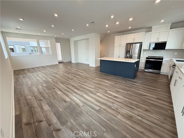 693 S Lyon Street, Santa Ana CA: https://media.crmls.org/medias/0c33bd3f-967c-4405-85e0-2de862a63bc2.jpg