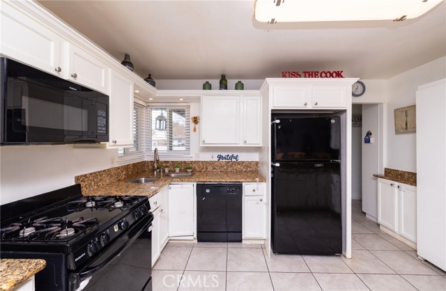 Detail Gallery Image 9 of 26 For 15996 Arroyo Dr, Victorville,  CA 92395 - 4 Beds | 2/1 Baths