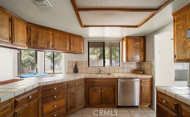 2808 Judith Street, Bakersfield CA: https://media.crmls.org/medias/0c35a4a9-f6a3-4461-8df9-3748d6f6113d.jpg