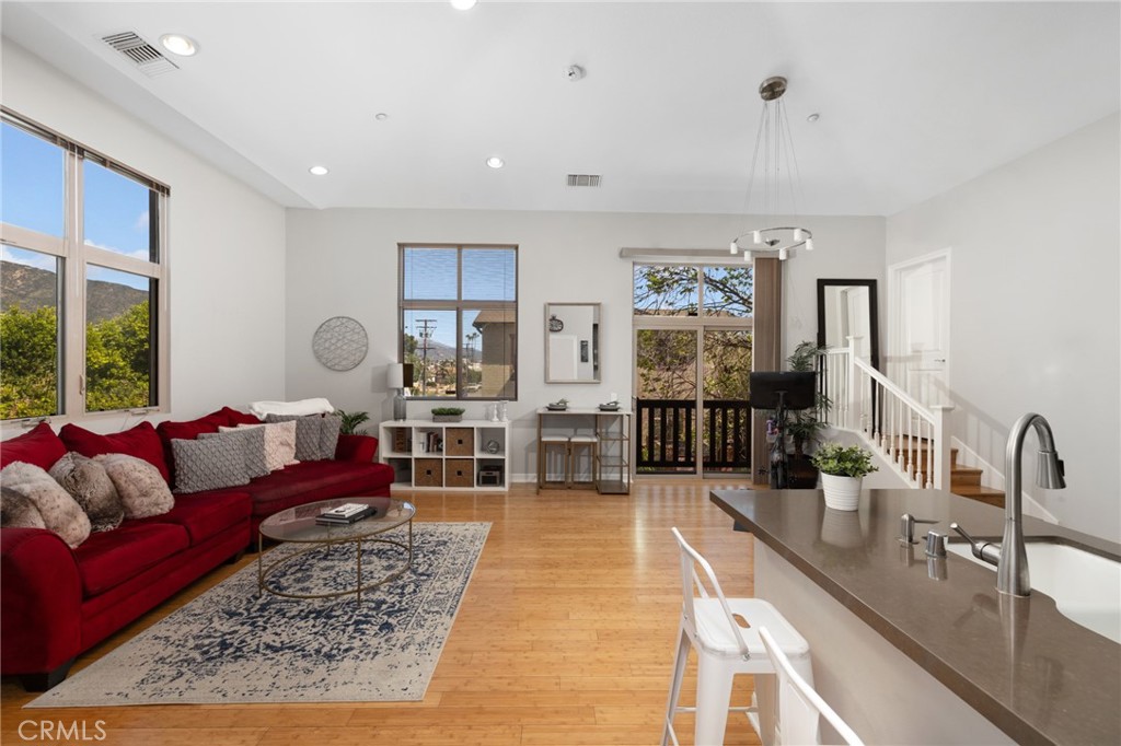 https://media.crmls.org/medias/0c3979f3-e346-4c80-ad69-09b673172efc.jpg?preset=X-Large
