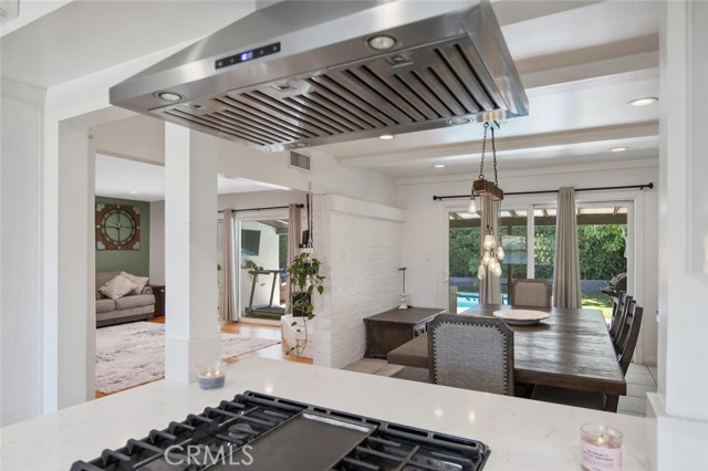 Detail Gallery Image 11 of 28 For 23818 Oxnard St, Woodland Hills,  CA 91367 - 3 Beds | 3 Baths