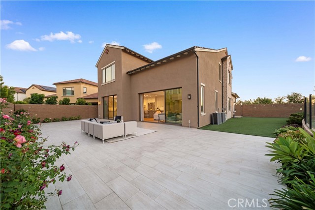 101 Lustro, Irvine CA: https://media.crmls.org/medias/0c399181-0e8a-40e7-81ba-69d7737055f6.jpg