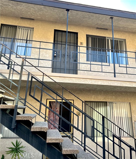 1004 E 5th Street, Long Beach CA: https://media.crmls.org/medias/0c3c8134-aef0-4e0a-a5c8-860031141854.jpg