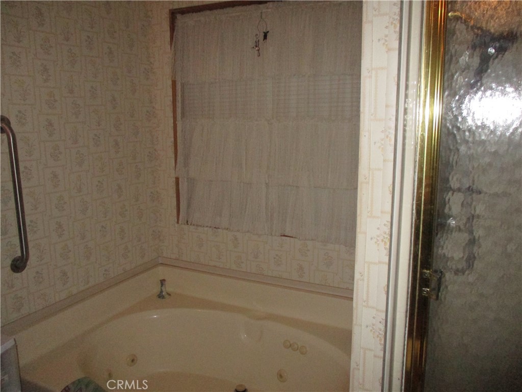 https://media.crmls.org/medias/0c415565-a6bc-4d9a-925e-faea7442a7b2.jpg?preset=X-Large