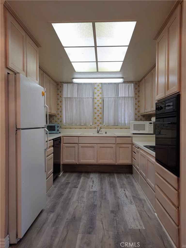 https://media.crmls.org/medias/0c422dd7-ee0c-40e7-bf20-4136e6c989b3.jpg?preset=X-Large