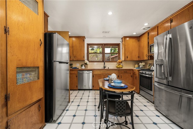 273 N Cleveland Street, Orange CA: https://media.crmls.org/medias/0c42e8c7-4350-4c09-b4a3-4658ff7efd8f.jpg