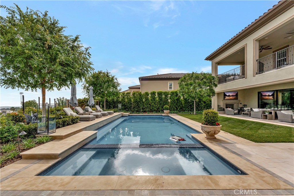 Enjoy Entertaining around the Pool