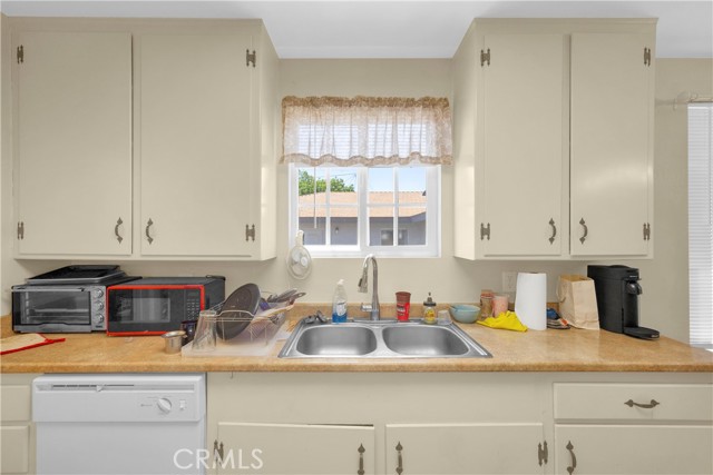 135 S Alfred Street, Coalinga CA: https://media.crmls.org/medias/0c466f75-2b11-4977-bf4f-d92c642009f7.jpg