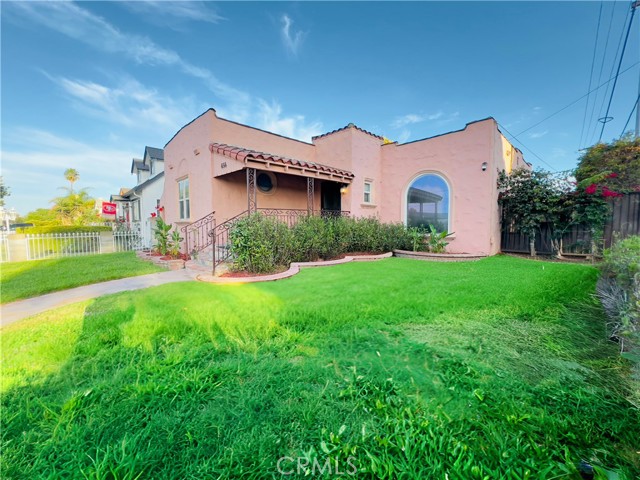 656 W 117th, Los Angeles CA: https://media.crmls.org/medias/0c471893-4e21-47b7-9873-1abeb4705b56.jpg