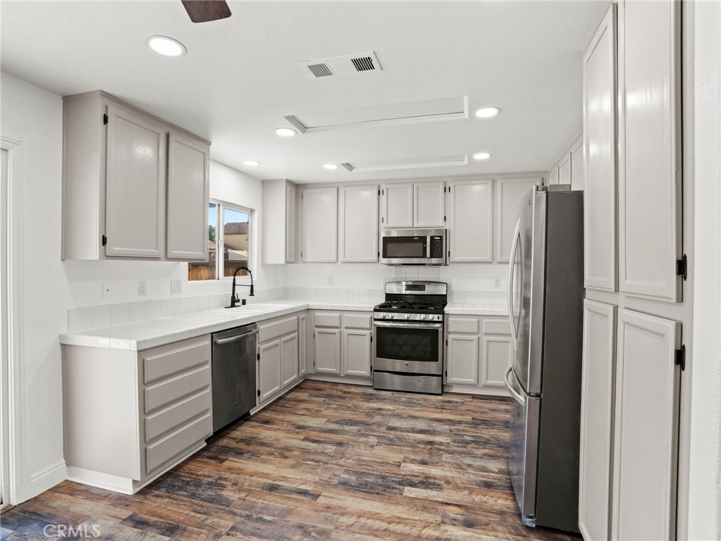 https://media.crmls.org/medias/0c485e4d-328a-48d0-bafe-7e57c237d4e1.jpg?preset=X-Large