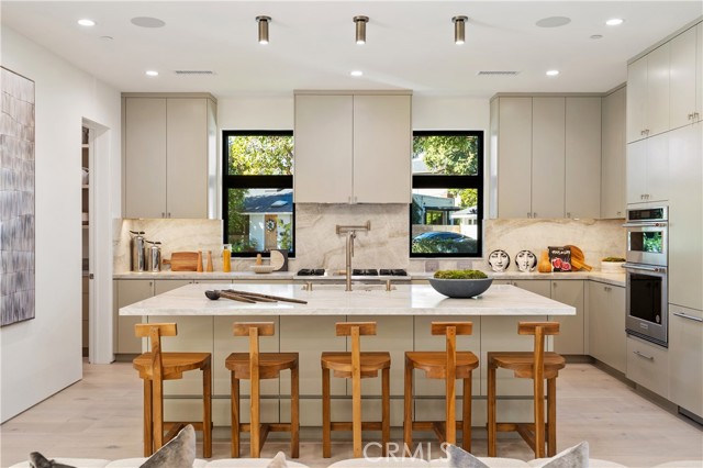 10840 Queensland, Los Angeles CA: https://media.crmls.org/medias/0c48fc99-e936-4344-b27f-f876ffa75589.jpg