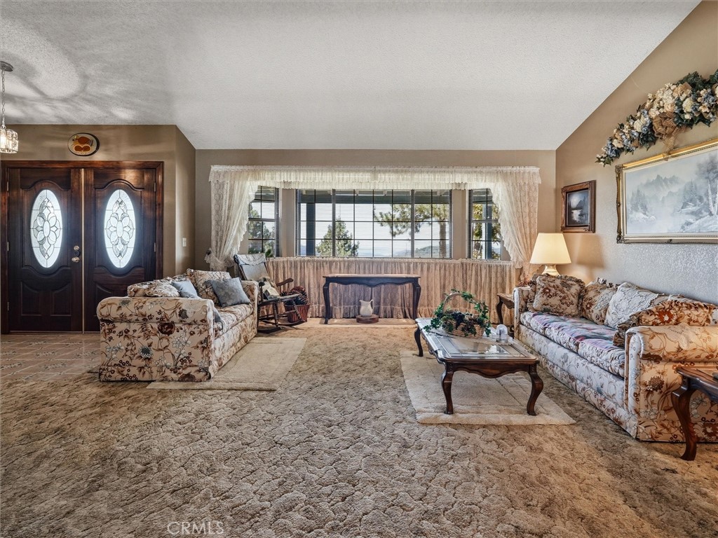 https://media.crmls.org/medias/0c4940c6-587b-41a3-b184-33706da63941.jpg?preset=X-Large