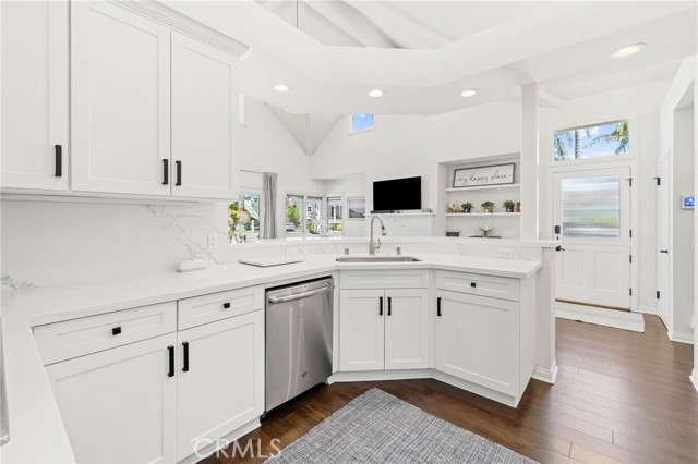 Detail Gallery Image 9 of 22 For 124 Garnet Ave, Newport Beach,  CA 92662 - 4 Beds | 2 Baths