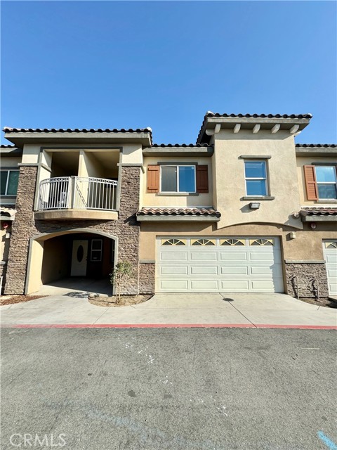 Detail Gallery Image 1 of 9 For 7986 Mango #8,  Fontana,  CA 92336 - 3 Beds | 2/1 Baths