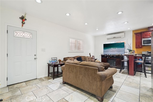 10240 Atlantic Avenue, South Gate CA: https://media.crmls.org/medias/0c4ddd90-6bbe-4708-88fb-9eb6bf3b2539.jpg