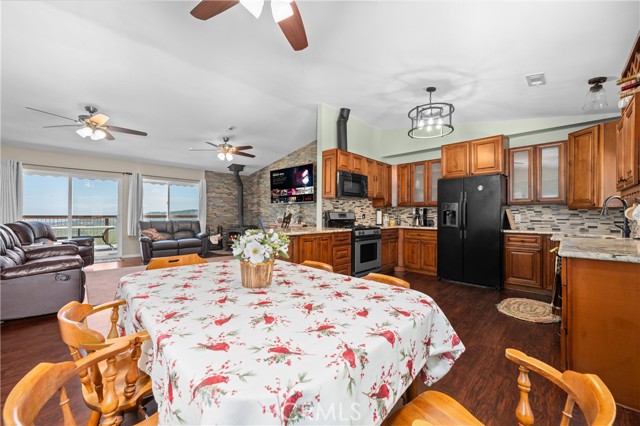 7525 Starlight Way, Julian CA: https://media.crmls.org/medias/0c547275-8e63-4097-ad90-0e7661735cb8.jpg