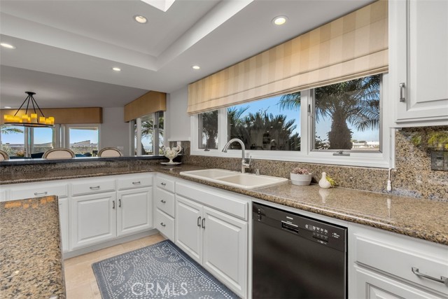 Detail Gallery Image 14 of 31 For 4501 Roxbury Rd, Corona Del Mar,  CA 92625 - 3 Beds | 3/1 Baths