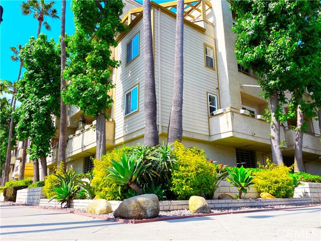 645 Chestnut Avenue, Long Beach CA: https://media.crmls.org/medias/0c5698bf-4cc9-405d-b7be-0410b148f70f.jpg