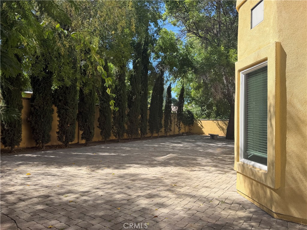 https://media.crmls.org/medias/0c572a30-ab64-4ae4-a540-c5ec6298db40.jpg?preset=X-Large
