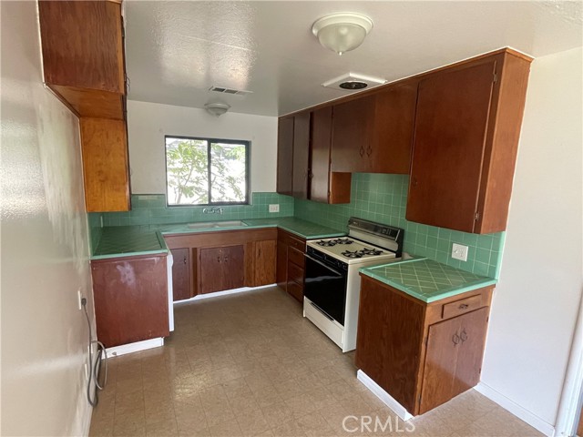 Detail Gallery Image 4 of 11 For 2215 W, Merced,  CA 95340 - 3 Beds | 2/1 Baths