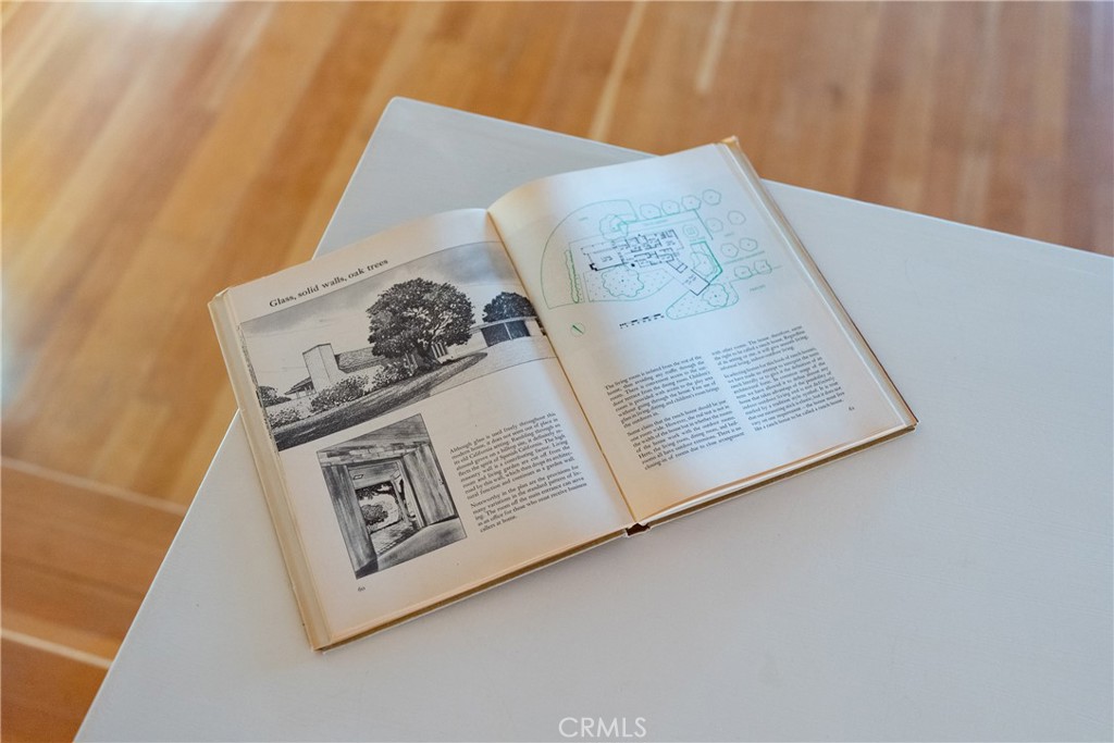 https://media.crmls.org/medias/0c58fcce-a5f4-43df-93b7-3b8b46e56bd3.jpg?preset=X-Large