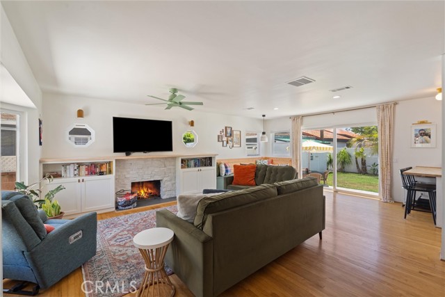 2851 Ladoga Avenue, Long Beach CA: https://media.crmls.org/medias/0c59304d-c586-4f78-be32-3086c87c19bf.jpg
