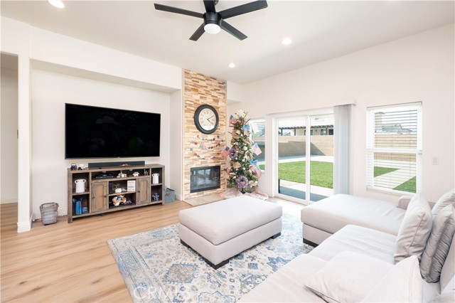 1586 W Mcwethy Street, Rialto CA: https://media.crmls.org/medias/0c5c9231-cf5e-4778-9bf3-3446df4e1a71.jpg