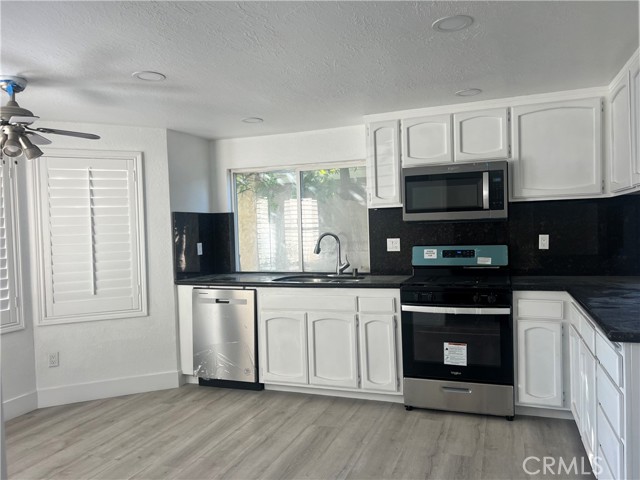 Detail Gallery Image 2 of 24 For 21717 Vintage St, Chatsworth,  CA 91311 - 5 Beds | 3/1 Baths