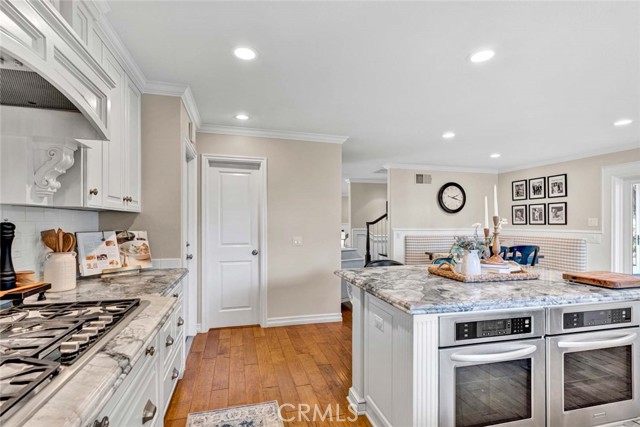 Image 5 of 60 For 20012 Mural Circle