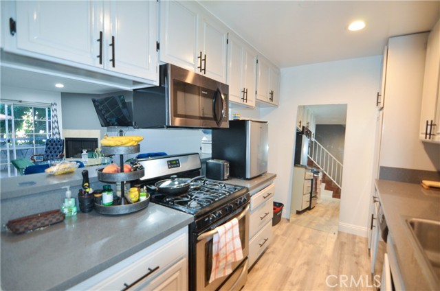 Detail Gallery Image 3 of 15 For 6939 Alabama Ave #112,  Canoga Park,  CA 91303 - 2 Beds | 2 Baths