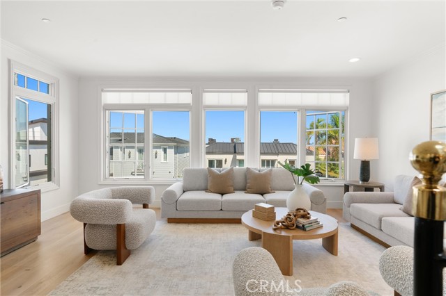302 Carnation Avenue, Corona del Mar CA: https://media.crmls.org/medias/0c62f522-177d-4bec-8a37-cef04d99bc10.jpg