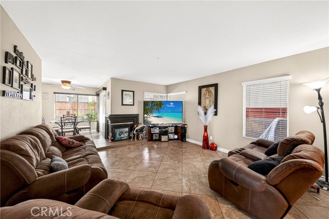 Detail Gallery Image 5 of 11 For 15541 Saldana Ct, Fontana,  CA 92337 - 3 Beds | 2/1 Baths