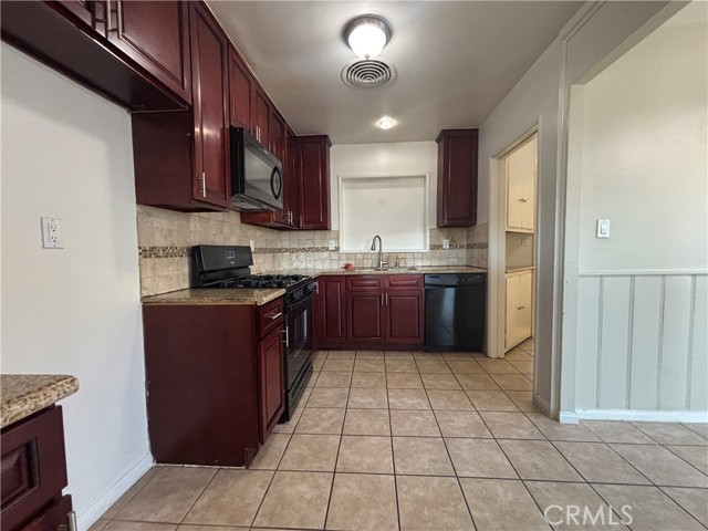 8135 Wakefield Avenue, Panorama City CA: https://media.crmls.org/medias/0c642b21-8b71-4c98-8141-572f29e1fc86.jpg