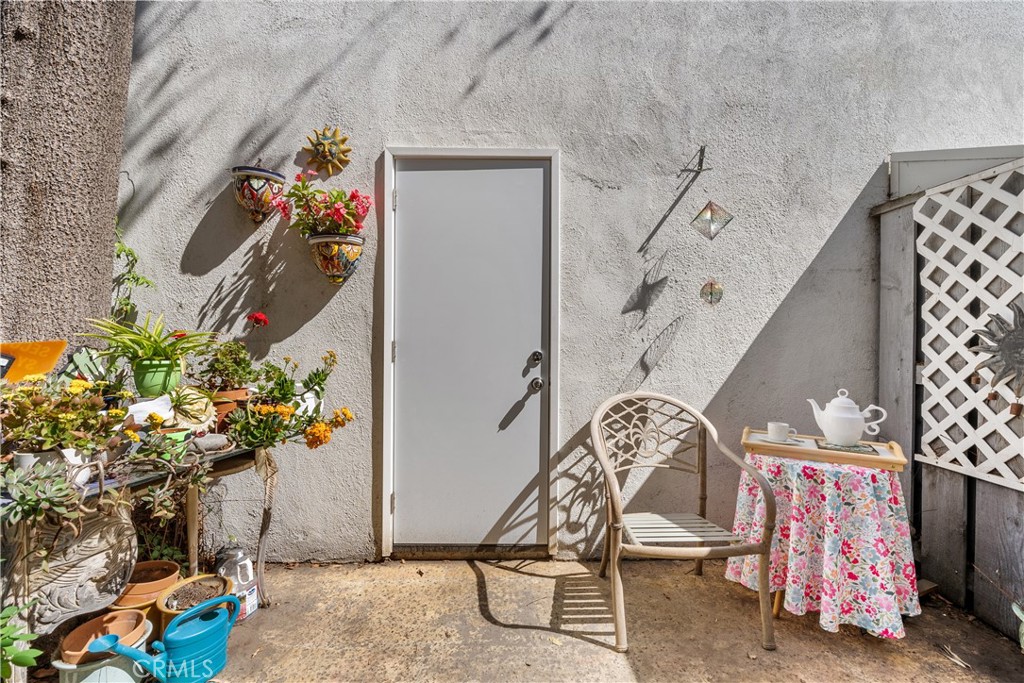 https://media.crmls.org/medias/0c668c58-d70e-42d4-bef1-6745d9e24672.jpg?preset=X-Large