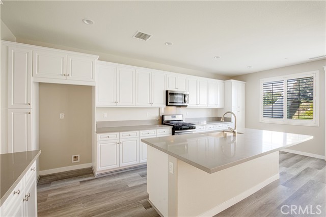 Detail Gallery Image 17 of 56 For 34899 Windwood Glen Ln, Murrieta,  CA 92563 - 4 Beds | 2/1 Baths