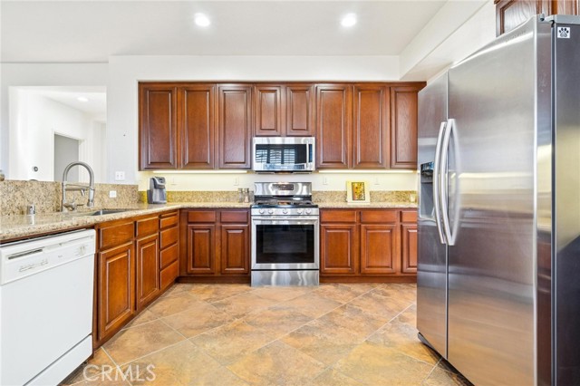 Detail Gallery Image 11 of 44 For 22939 Raintree, Saugus,  CA 91390 - 4 Beds | 3 Baths