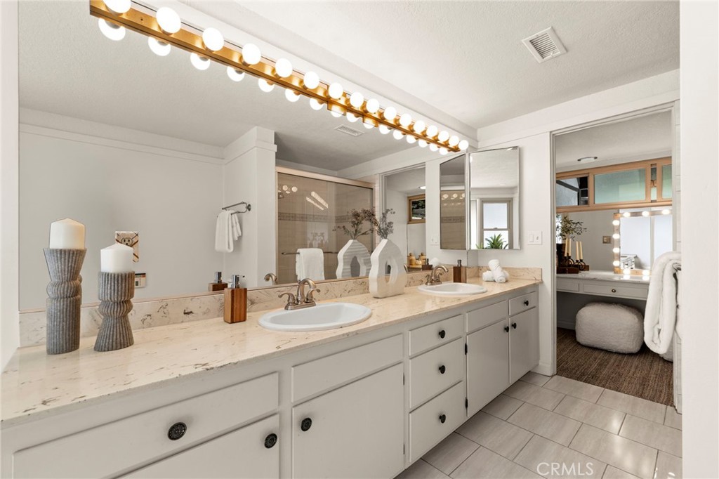 https://media.crmls.org/medias/0c6ad42d-76bb-46d2-b532-024f7435a9c0.jpg?preset=X-Large